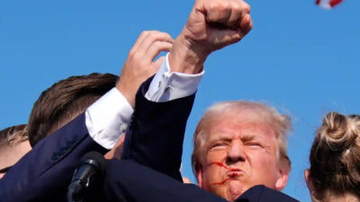 Telinga Donald Trump Berdarah Setelah Ditembak Saat Kampanye di Pennsylvania