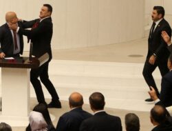 Debat Soal Anggota Parlemen Oposisi yang Dipenjara, Anggota Parlemen Turki Adu Jotos