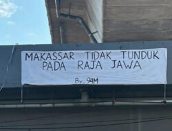 Spanduk “Makassar Tidak Tunduk Pada Raja Jawa” Terbentang di Fly Over