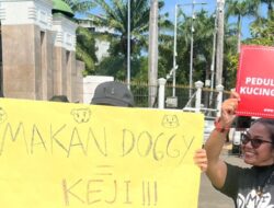 Demo di DPR: Relawan Animals Hope Kampanye Stop Konsumsi Daging Anjing dan Kucing