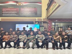 Gubernur Sultra Nobar Wayang Kulit “Amartha Binangun” Meriahkan Hari Bhayangkara ke-79