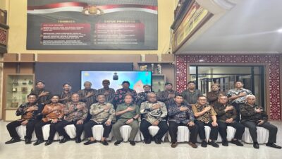 Gubernur Sultra Nobar Wayang Kulit “Amartha Binangun” Meriahkan Hari Bhayangkara ke-79
