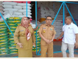 Pemda Koltim Salurkan 212 Ton Beras Cadangan untuk Warga Kurang Mampu