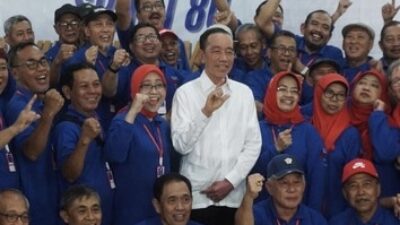 Jokowi Tak Pakai Seragam Reuni UGM, Ini Penjelasan Panitia dan Sindiran Soal Ijazah