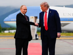 Trump-Putin Bertemu di Alaska: Sorotan Dunia, Kritik Tajam, dan Keuntungan untuk Moskow