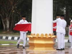 Paskibraka Sultra Sukses Turunkan Bendera Merah Putih dengan Penuh Kehormatan