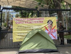 AGORA Gelar Aksi Jilid III di Kejaksaan Agung: Segel Pagar dan Rencanakan Kemah Tuntut Penangkapan Burhanuddin