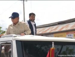 Momen Hangat Prabowo dan Mualem Semobil di Aceh, Tinjau Huntara Pakai Maung Putih