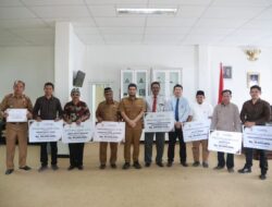 Bupati Buton Serahkan CSR Bank Sultra Rp193 Juta untuk Rumah Ibadah dan Sanitasi