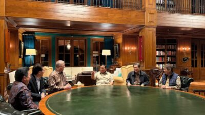 Prabowo Bahas Arah Ekonomi Nasional Bersama Lima Pengusaha di Hambalang