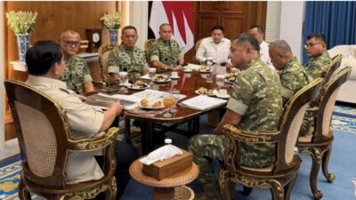 Presiden Prabowo Terima Laporan Pembangunan 300 Jembatan dan Renovasi Sekolah Terdampak Bencana dari KSAD