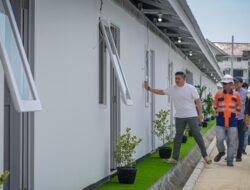 Seskab Teddy Tinjau Langsung Hunian Layak bagi Warga Pinggir Rel Pasar Senen