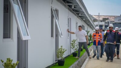 Seskab Teddy Tinjau Langsung Hunian Layak bagi Warga Pinggir Rel Pasar Senen