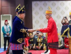 KASAU dan Gubernur Sultra Terima Gelar Adat Tolaki