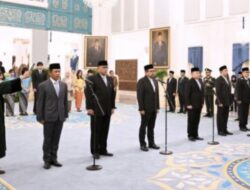 Presiden Prabowo Lantik Hanif Faisol Nurofiq, Mohammad Jumhur Hidayat, dan Hasan Nasbi