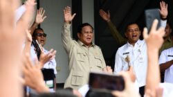 Momen Haru Presiden Prabowo dan Siswa SMAN 1 Cilacap Nyanyikan Lagu-Lagu Nasional
