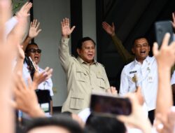 Momen Haru Presiden Prabowo dan Siswa SMAN 1 Cilacap Nyanyikan Lagu-Lagu Nasional