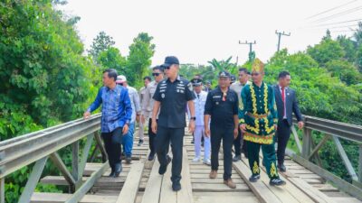 Gubernur Sultra Tinjau Ruas Jalan Rusak di Lalembuu Konsel