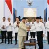 Presiden Prabowo Terima 10 Buku Rekomendasi, Reformasi Polri Ditargetkan Berjalan hingga 2029
