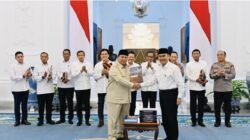 Presiden Prabowo Terima 10 Buku Rekomendasi, Reformasi Polri Ditargetkan Berjalan hingga 2029