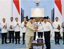 Presiden Prabowo Terima 10 Buku Rekomendasi, Reformasi Polri Ditargetkan Berjalan hingga 2029
