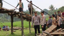 Kapolres Bengkulu Utara Pimpin Gotong Royong Perbaikan Jembatan Gantung di Aur Gading