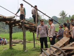 Kapolres Bengkulu Utara Pimpin Gotong Royong Perbaikan Jembatan Gantung di Aur Gading